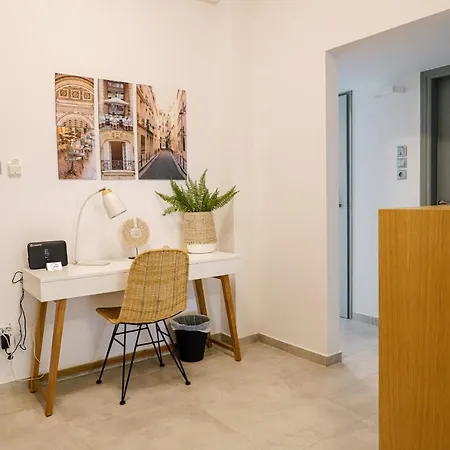 Newly Renovated 7 Min Walk From Acropolis Apartment