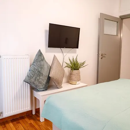 Newly Renovated 7 Min Walk From Acropolis Apartment *