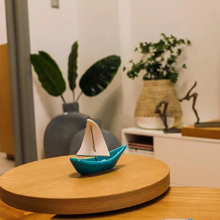 Newly Renovated 7 Min Walk From Acropolis Apartment *
