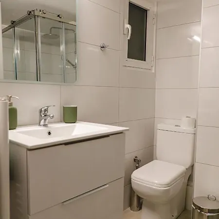 Newly Renovated 7 Min Walk From Acropolis Apartment *